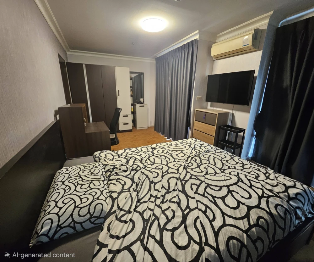 For rent: Silom Suite, 14th floor, corner unit, view of Sathorn Road/St. Louis BTS station. Don't miss out!