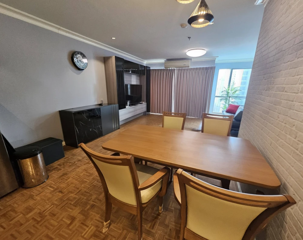 For rent: Silom Suite, 14th floor, corner unit, view of Sathorn Road/St. Louis BTS station. Don't miss out!