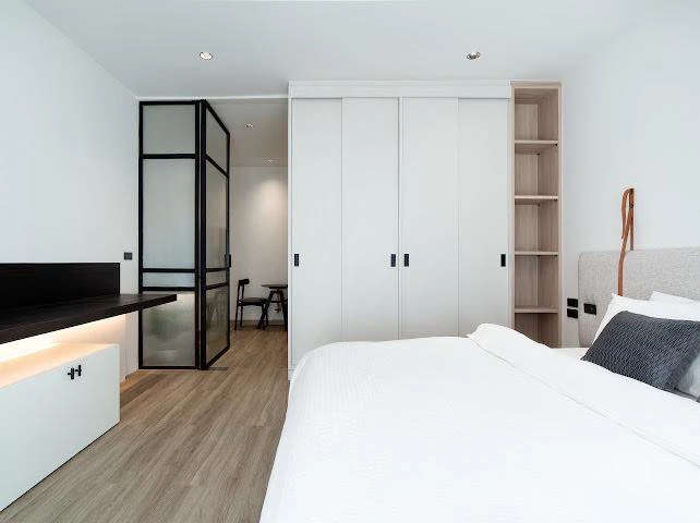 For rent Silom Grand Terrace, 5th floor, fully decorated, bright white room, very comfortable to live in. Book now and you won't be disappointed.