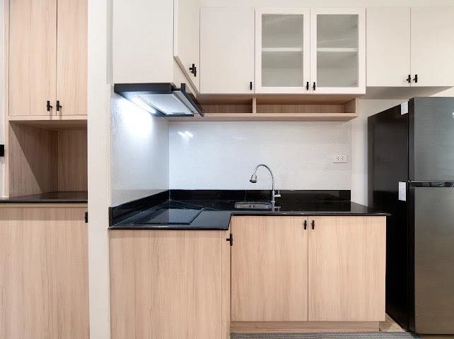 For rent Silom Grand Terrace, 5th floor, fully decorated, bright white room, very comfortable to live in. Book now and you won't be disappointed.