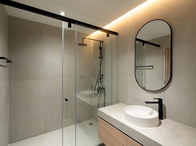 For rent Silom Grand Terrace, 5th floor, fully decorated, bright white room, very comfortable to live in. Book now and you won't be disappointed.