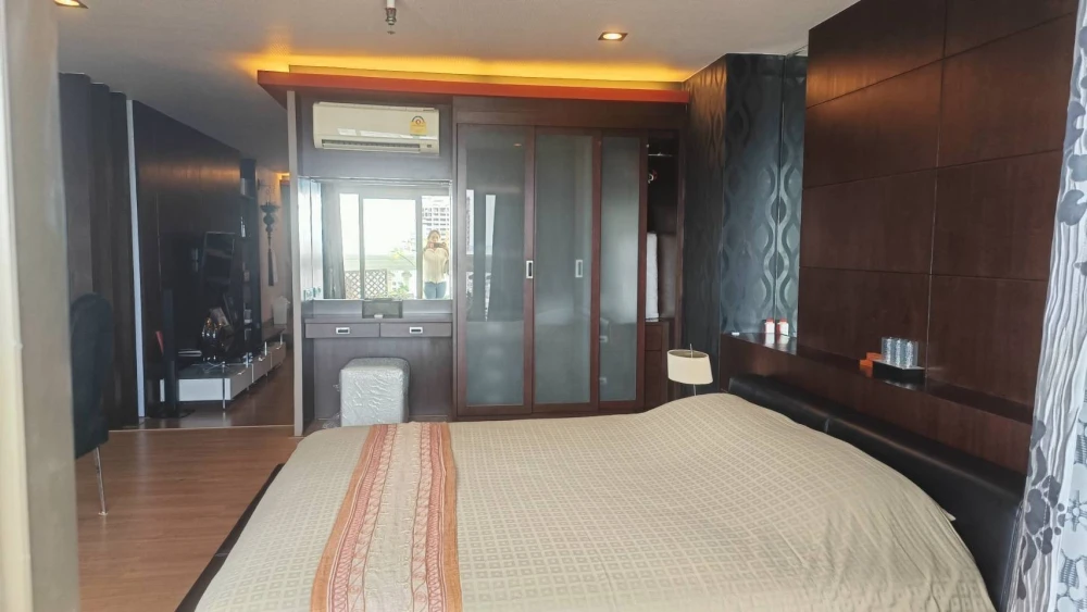 For rent!! State Tower Condominium, 39th floor, beautiful room, fully furnished, ready to move in. Reserve now!!