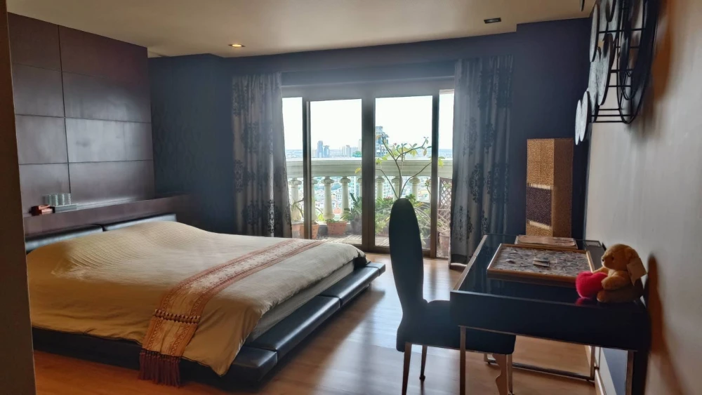 For rent!! State Tower Condominium, 39th floor, beautiful room, fully furnished, ready to move in. Reserve now!!