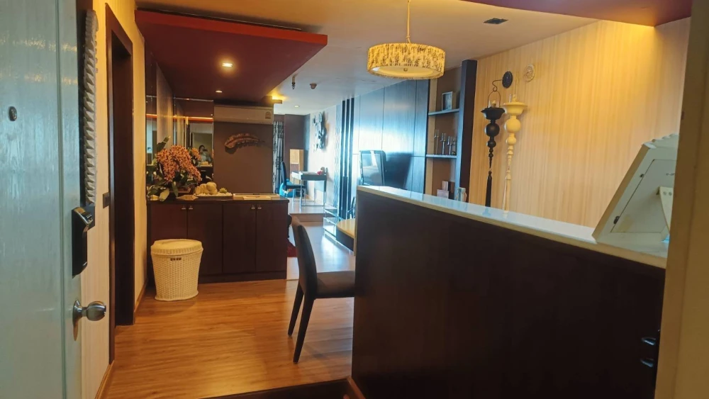For rent!! State Tower Condominium, 39th floor, beautiful room, fully furnished, ready to move in. Reserve now!!