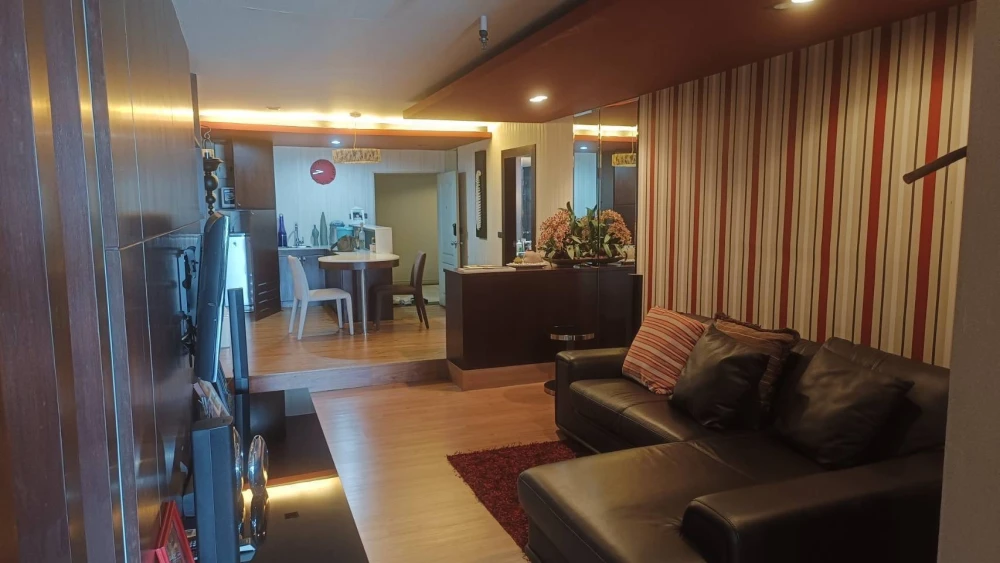 For rent!! State Tower Condominium, 39th floor, beautiful room, fully furnished, ready to move in. Reserve now!!