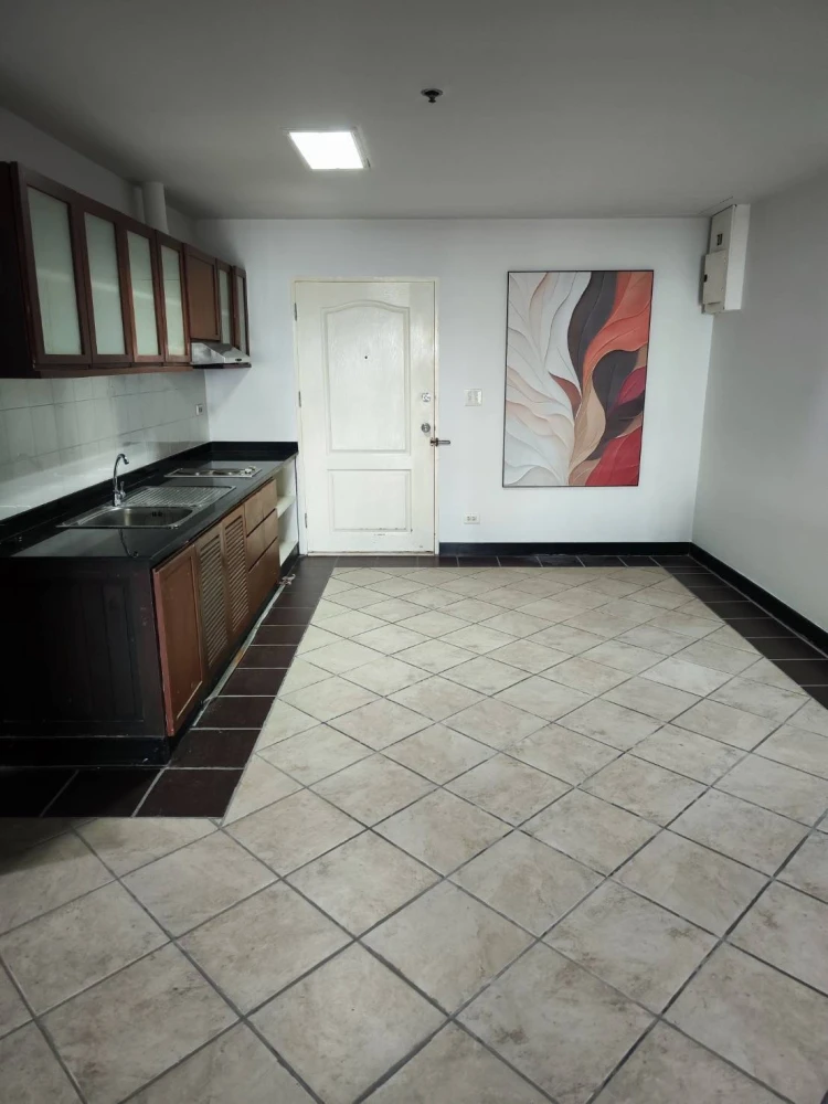 For rent!! State Tower Condominium, spacious room, good location, ready to move in immediately, don't miss it!!