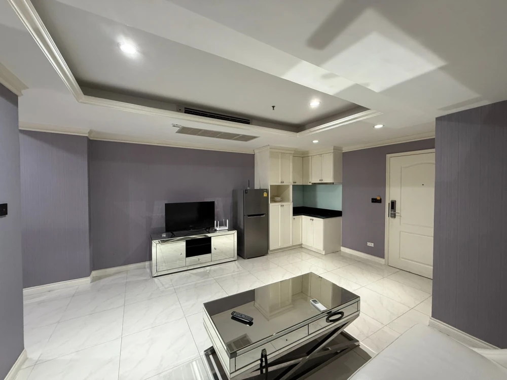 For rent, State Tower Condominium, beautiful room, ready to move in.
