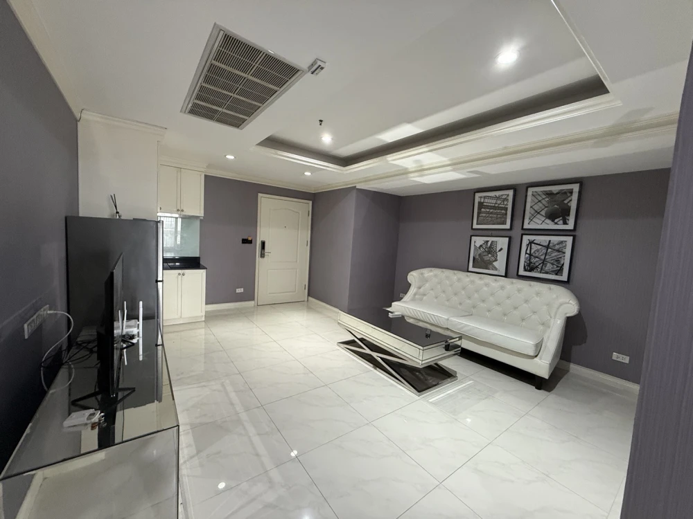 For rent, State Tower Condominium, beautiful room, ready to move in.