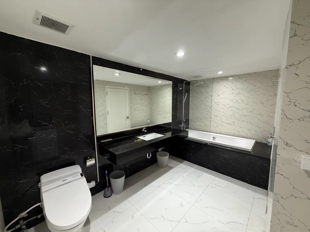 For rent, State Tower Condominium, beautiful room, ready to move in.