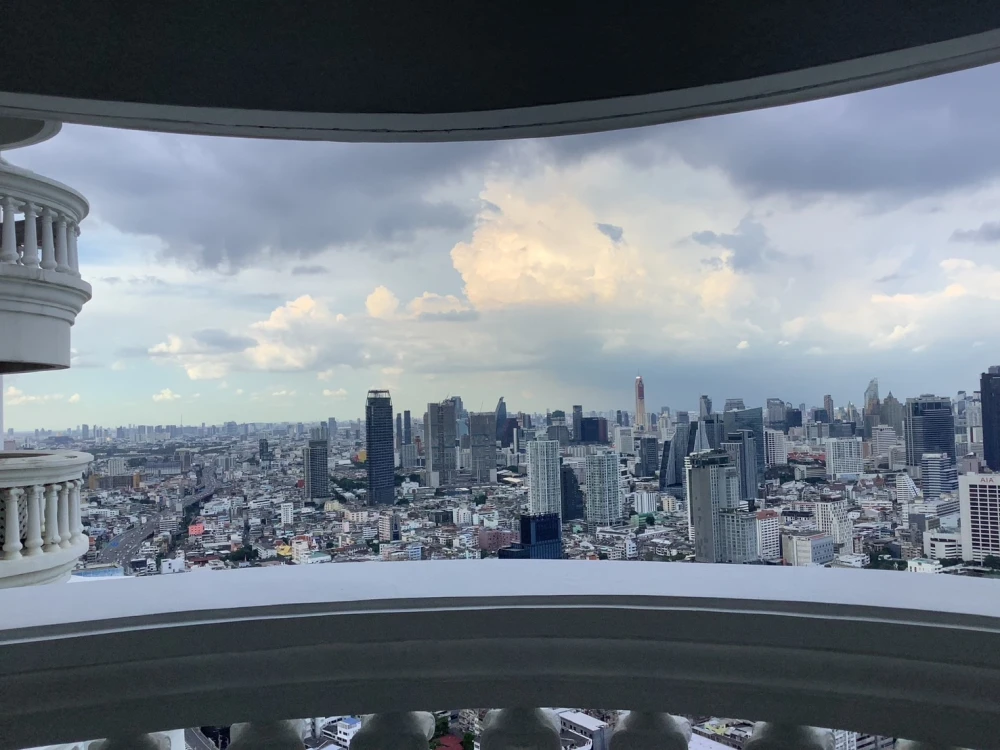 For rent, State Tower Condominium, beautiful room, ready to move in.