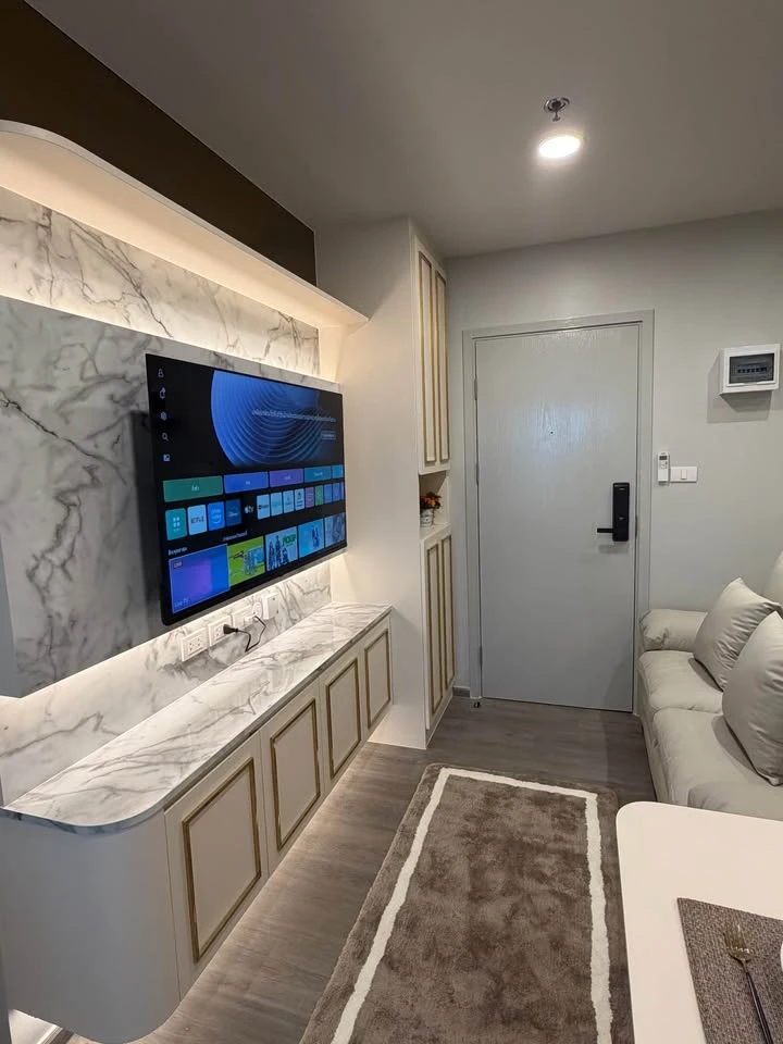 For rent: Luxurious, fully furnished built-in unit at Regent Home Wutthakat Condo, 25th floor, Building A. Beautiful view overlooking the Phra Pathom