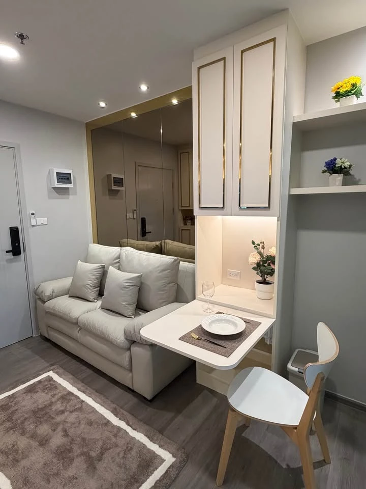 For rent: Luxurious, fully furnished built-in unit at Regent Home Wutthakat Condo, 25th floor, Building A. Beautiful view overlooking the Phra Pathom