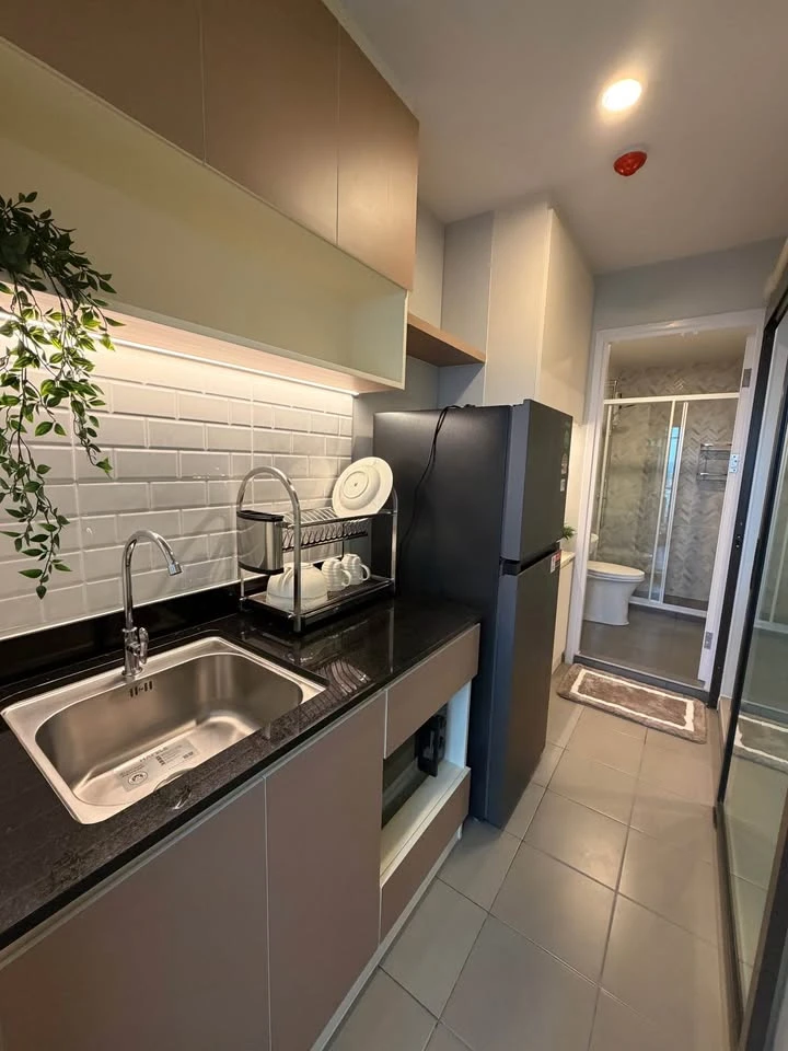 For rent: Luxurious, fully furnished built-in unit at Regent Home Wutthakat Condo, 25th floor, Building A. Beautiful view overlooking the Phra Pathom
