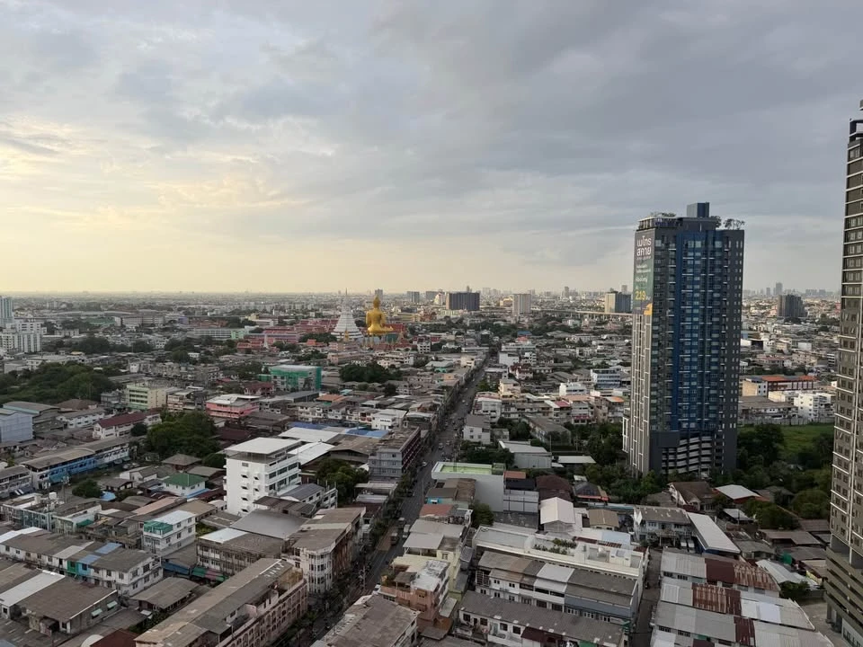 For rent: Luxurious, fully furnished built-in unit at Regent Home Wutthakat Condo, 25th floor, Building A. Beautiful view overlooking the Phra Pathom