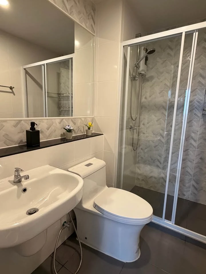 For rent: Luxurious, fully furnished built-in unit at Regent Home Wutthakat Condo, 25th floor, Building A. Beautiful view overlooking the Phra Pathom