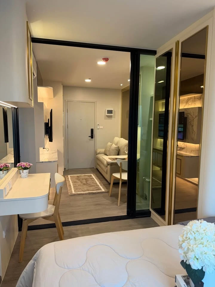 For rent: Luxurious, fully furnished built-in unit at Regent Home Wutthakat Condo, 25th floor, Building A. Beautiful view overlooking the Phra Pathom