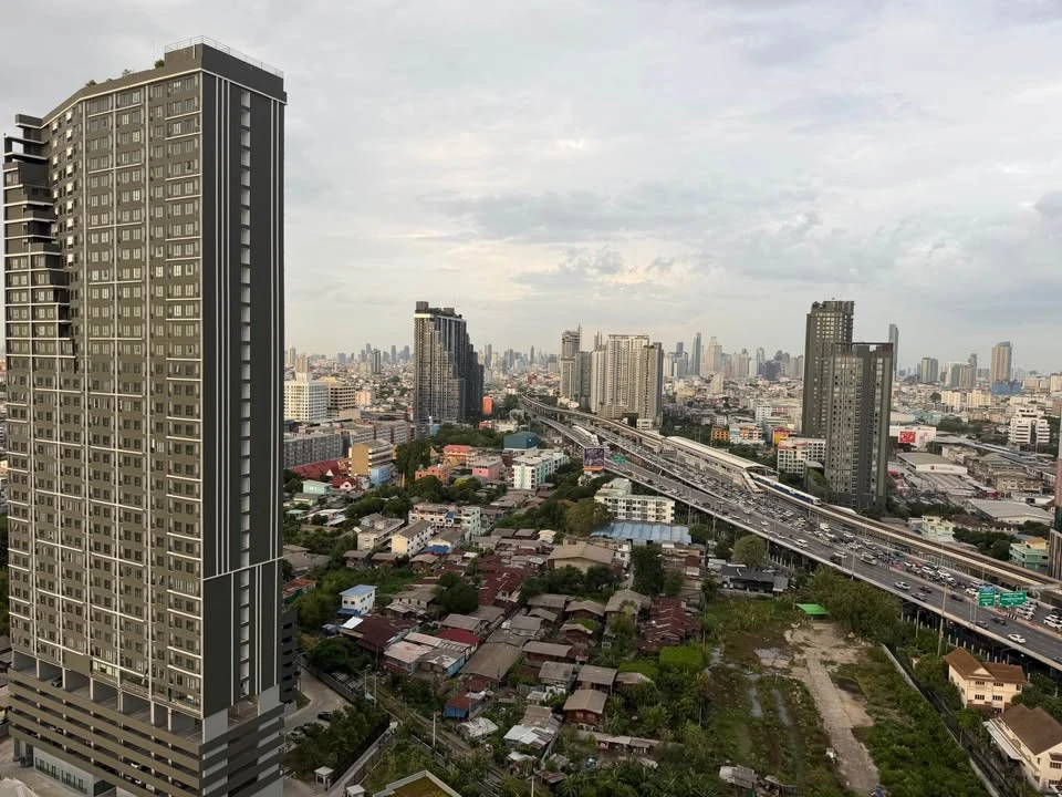 For rent: Luxurious, fully furnished built-in unit at Regent Home Wutthakat Condo, 25th floor, Building A. Beautiful view overlooking the Phra Pathom