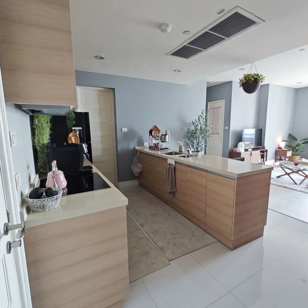 For rent, Aguston Sukhumvit 22, fully furnished room, looks good and stylish with quality furniture, spacious room, interested in booking now.