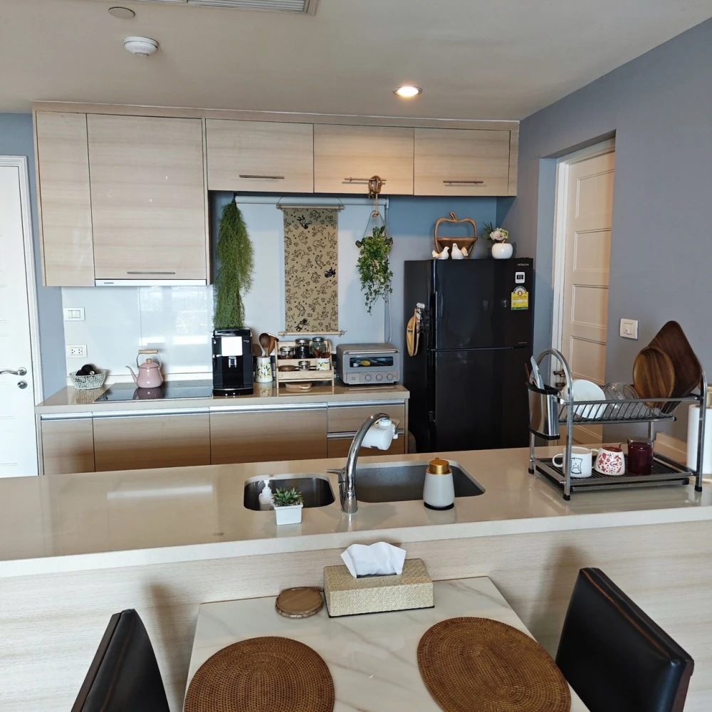 For rent, Aguston Sukhumvit 22, fully furnished room, looks good and stylish with quality furniture, spacious room, interested in booking now.