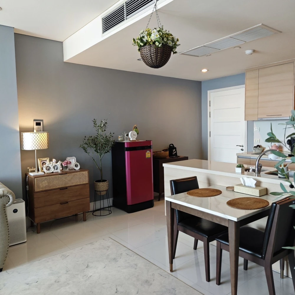 For rent, Aguston Sukhumvit 22, fully furnished room, looks good and stylish with quality furniture, spacious room, interested in booking now.