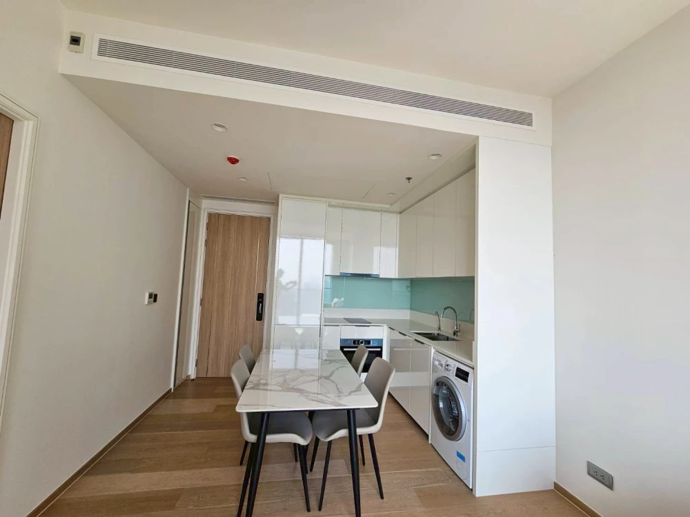 For rent, Anil Sathorn 12, 32nd floor, comes with complete furniture and electrical appliances. Interested, hurry and reserve now. Don't miss out.