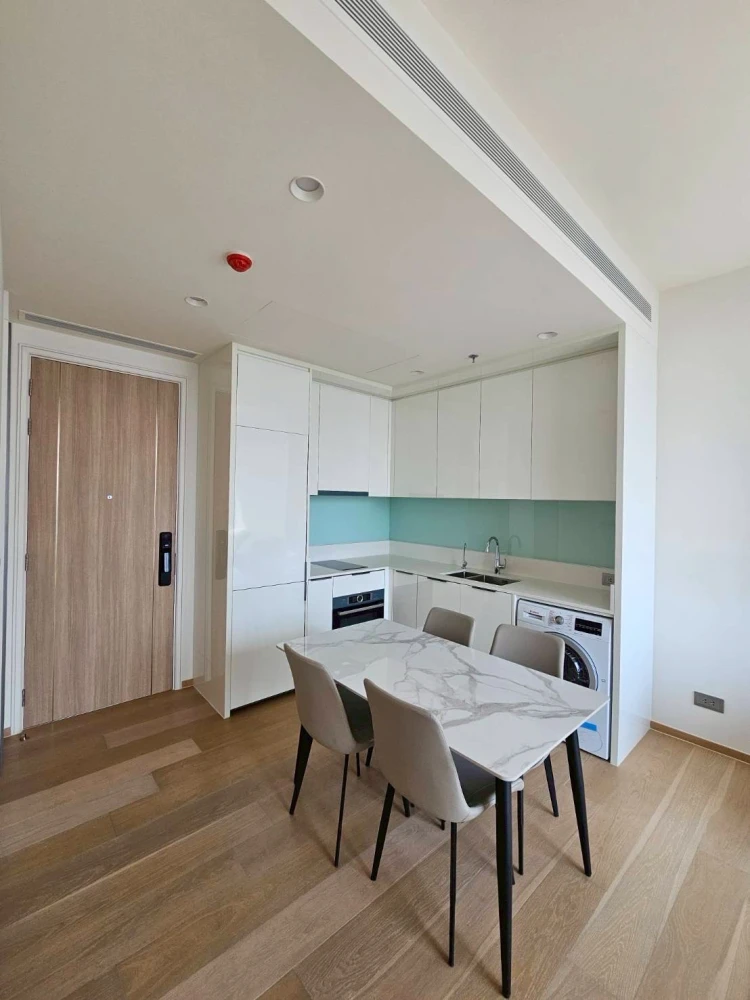For rent, Anil Sathorn 12, 32nd floor, comes with complete furniture and electrical appliances. Interested, hurry and reserve now. Don't miss out.