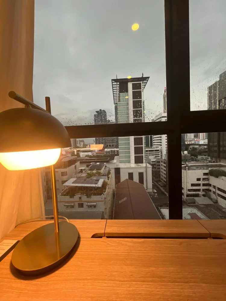 For rent: Origin Phaya Thai. The room is equipped with home automation and fully furnished. Ready to move in.