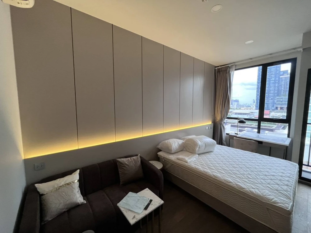 For rent: Origin Phaya Thai. The room is equipped with home automation and fully furnished. Ready to move in.
