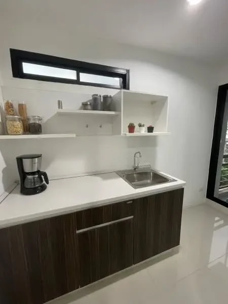 For rent: Apool Condo Bangna, beautiful room, shady atmosphere, ready to move in, complete with furniture and appliances, ready to move in.