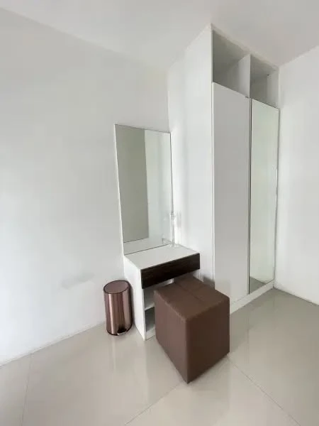 For rent: Apool Condo Bangna, beautiful room, shady atmosphere, ready to move in, complete with furniture and appliances, ready to move in.