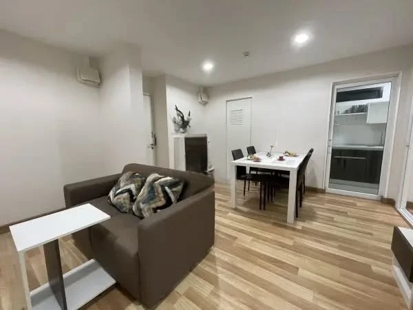 For rent: Apool Condo Bangna, beautiful room, shady atmosphere, ready to move in, complete with furniture and appliances, ready to move in.