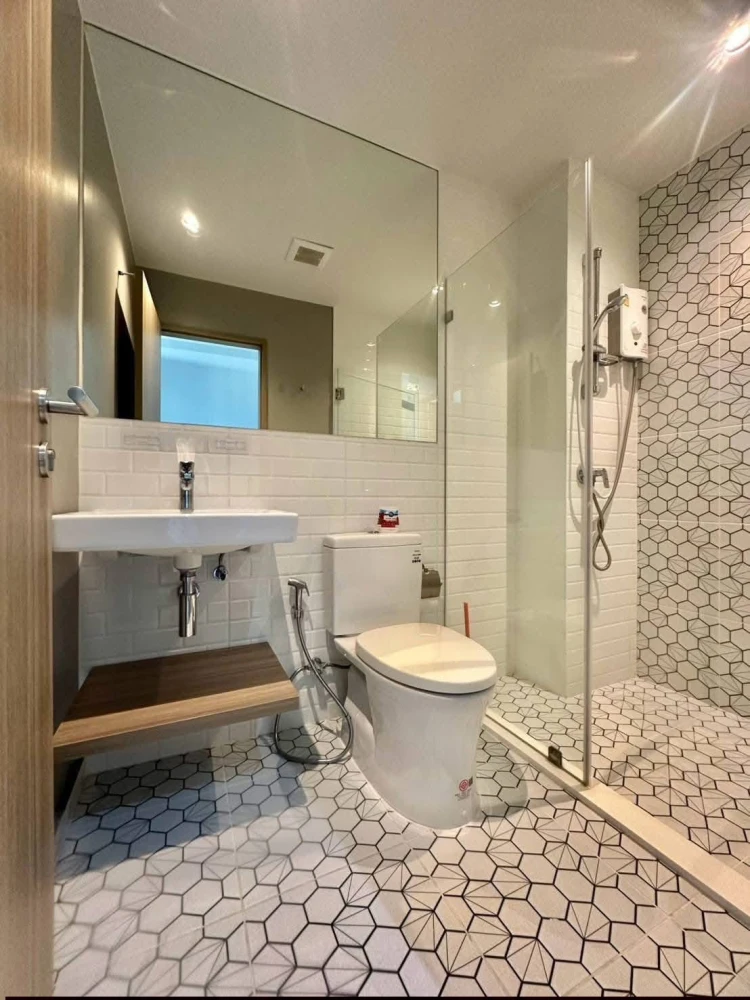 For rent: Altitude Unicorn Sathorn-Tha Phra, high floor unit, fully furnished. Book now!