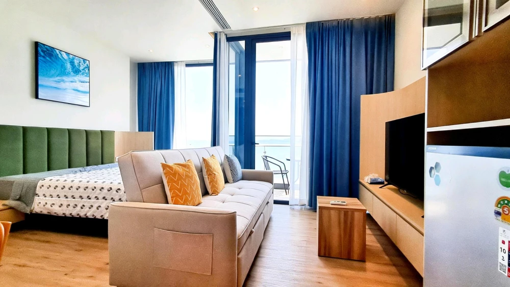 For rent: Arom Wongamat Condominium, 17th floor, sea view, fully furnished, very livable. Book now, don't wait!