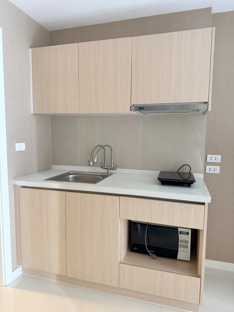 For rent: Element Srinakarin, clearly partitioned rooms, at a special price. Convenient and complete in one place. You don't want to miss this!