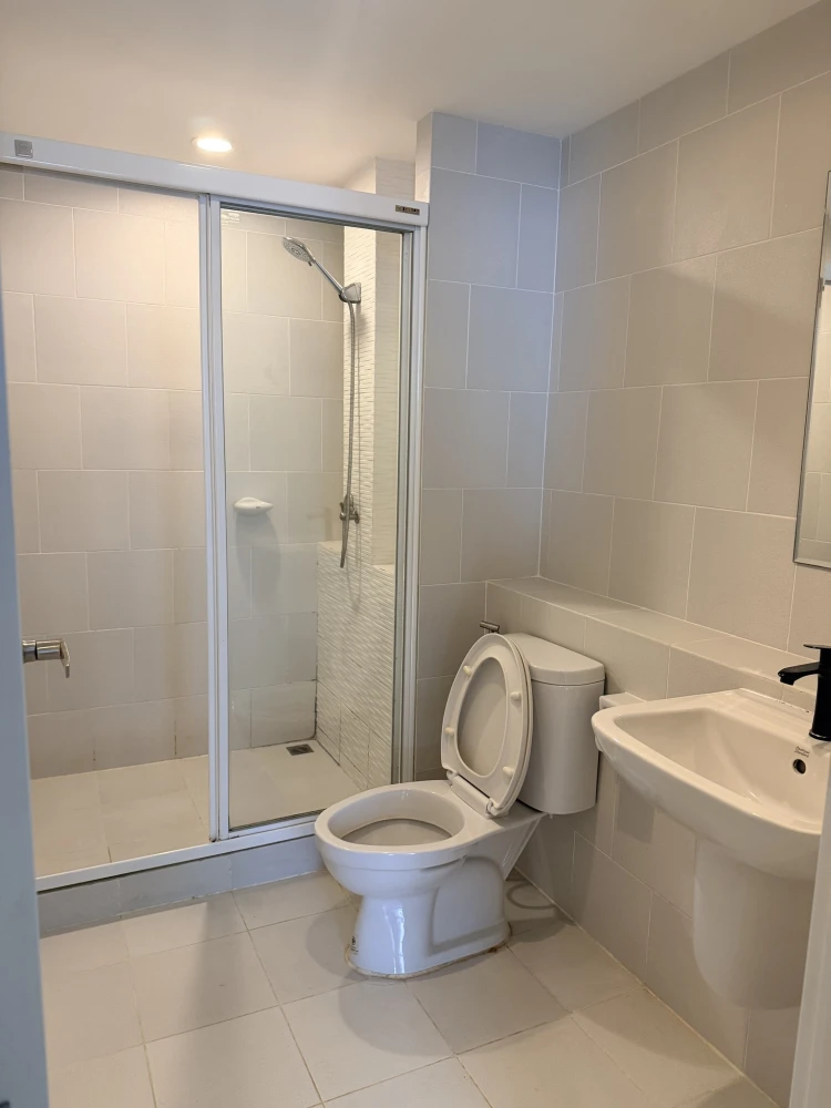For rent: Element Srinakarin, clearly partitioned rooms, at a special price. Convenient and complete in one place. You don't want to miss this!
