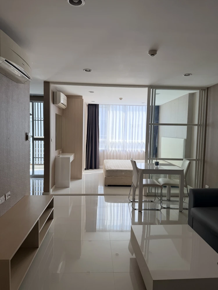 For rent: Element Srinakarin, clearly partitioned rooms, at a special price. Convenient and complete in one place. You don't want to miss this!