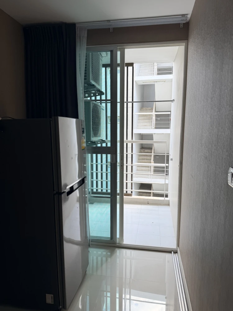 For rent: Element Srinakarin, clearly partitioned rooms, at a special price. Convenient and complete in one place. You don't want to miss this!