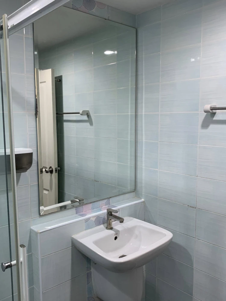 For rent: Hallmark Ngamwongwan, a resort-style condo with plenty of green space, divided into separate rooms, garden side, swimming pool view. Reserve