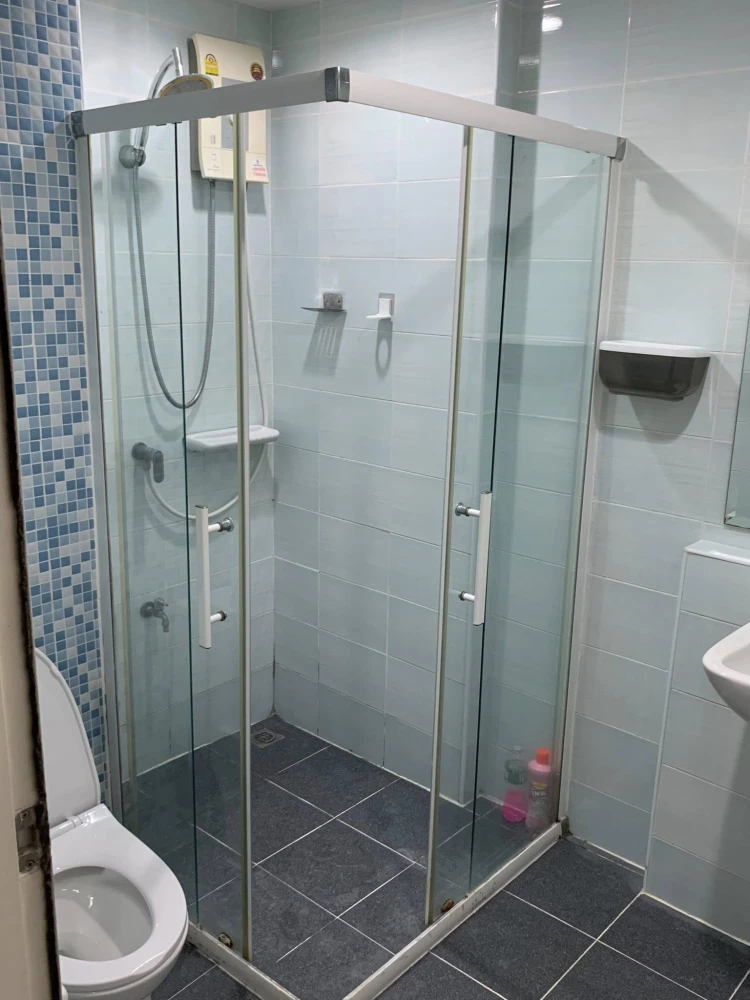 For rent: Hallmark Ngamwongwan, a resort-style condo with plenty of green space, divided into separate rooms, garden side, swimming pool view. Reserve