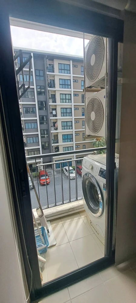 For rent: Hallmark Ngamwongwan, a resort-style condo with plenty of green space, divided into separate rooms, garden side, swimming pool view. Reserve
