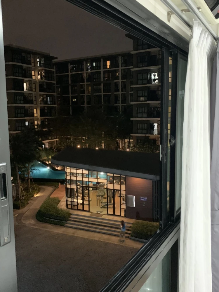 For rent: Hallmark Ngamwongwan, a resort-style condo with plenty of green space, divided into separate rooms, garden side, swimming pool view. Reserve