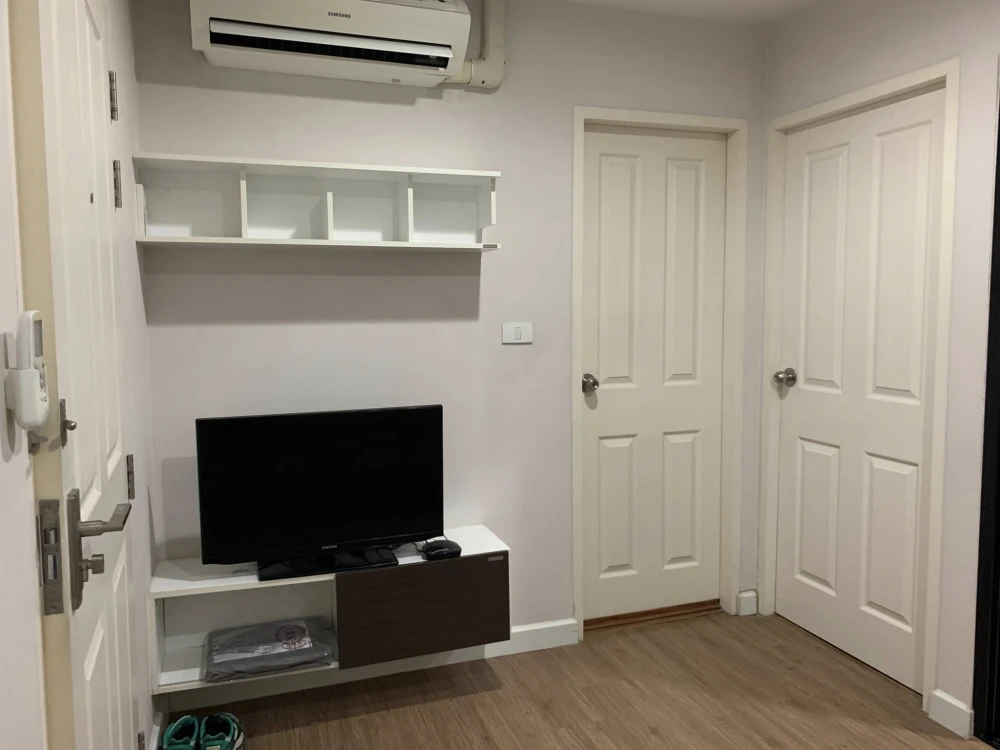 For rent: Hallmark Ngamwongwan, a resort-style condo with plenty of green space, divided into separate rooms, garden side, swimming pool view. Reserve