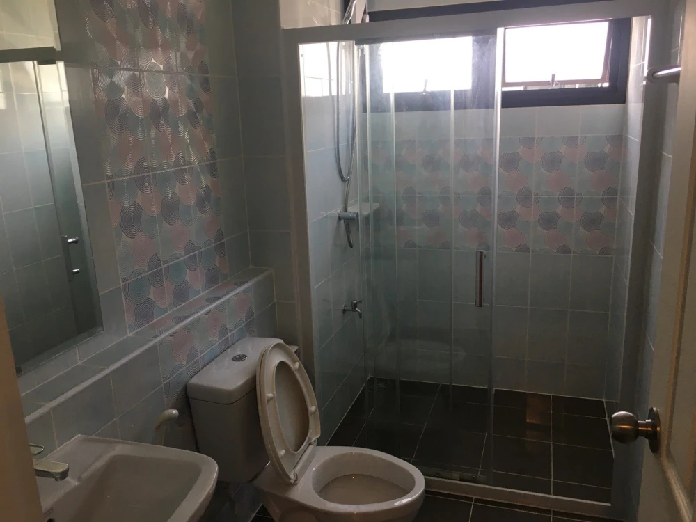 For rent: Hallmark Ngamwongwan, room on the 8th floor, Building D, pool view room, very chill, must arrange.