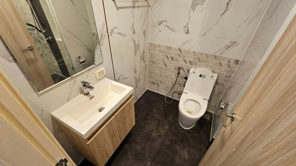 For rent: Ken Attitude Rattanathibet, 8th floor, BTS view, large bed, very comfortable to sleep, reserve first, get first served.