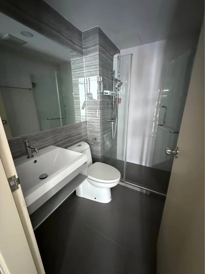 For rent: Kensington, Soi Phahon Yothin 63, ready to move in, room with glass partitions, fully furnished, just bring your bags!!