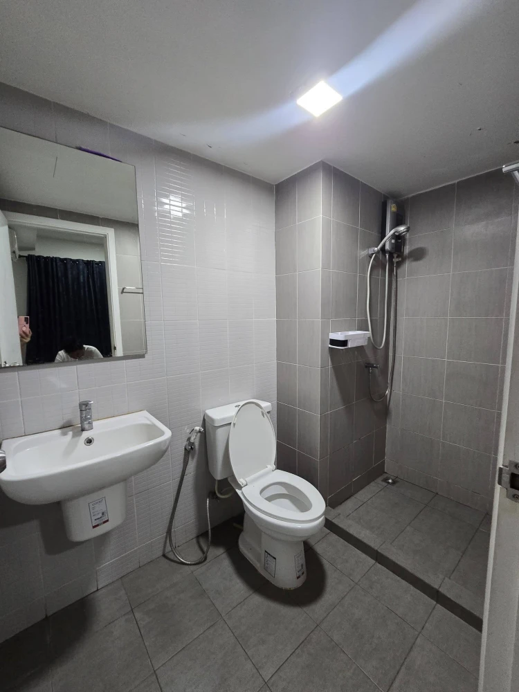 For rent: Kensington Sukhumvit-Theparak, very high floor unit, fully furnished, complete with appliances. Book now!