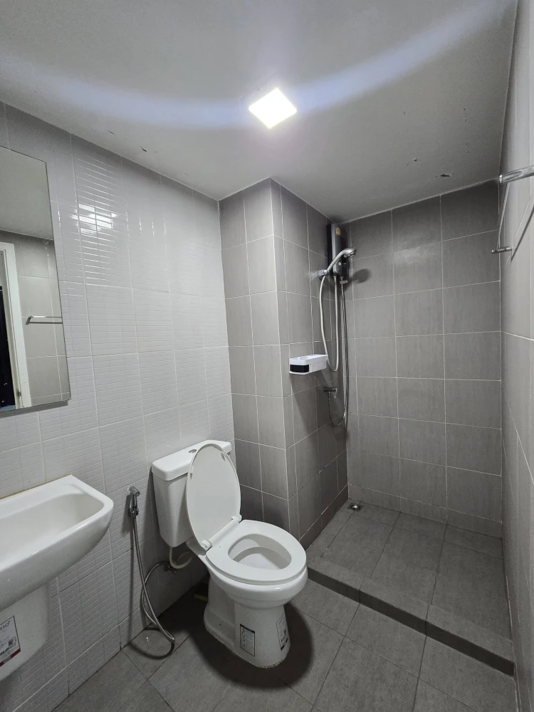 For rent: Kensington Sukhumvit-Theparak, very high floor unit, fully furnished, complete with appliances. Book now!