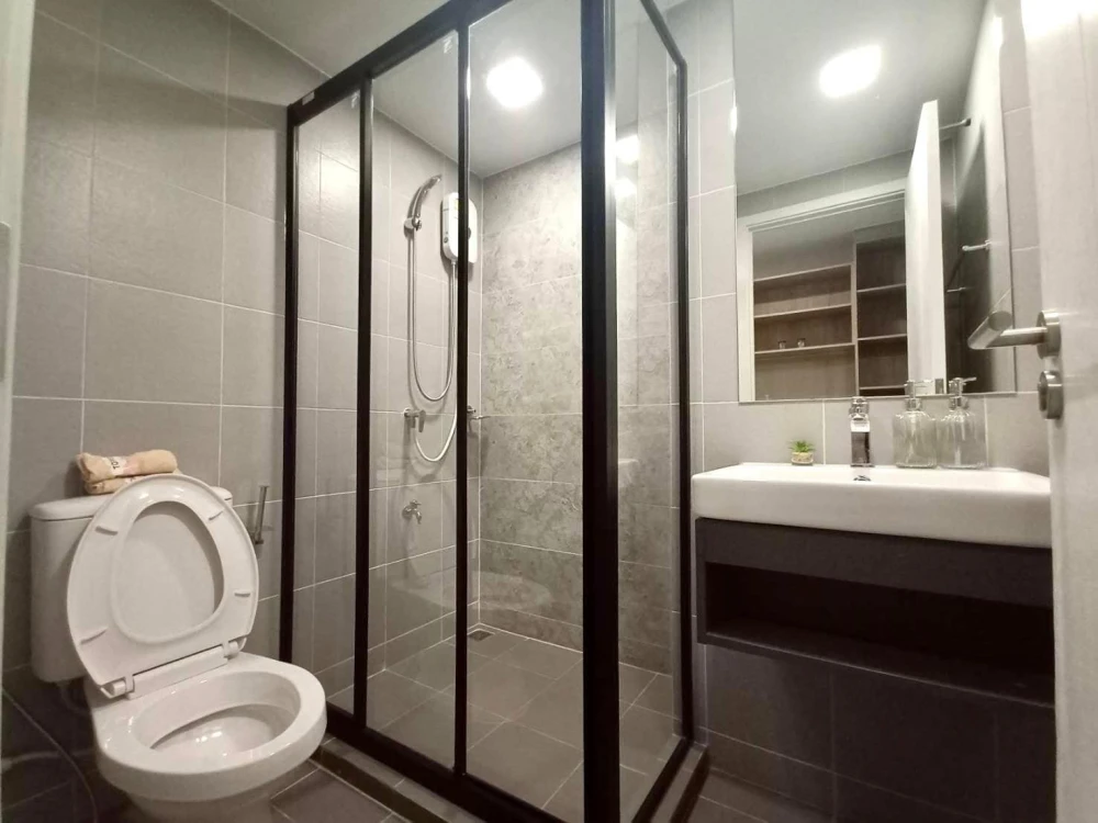 For rent, Cave Town Colony, 7th floor, high floor, swimming pool view. Comes with complete decorations. Book now, don't miss out.