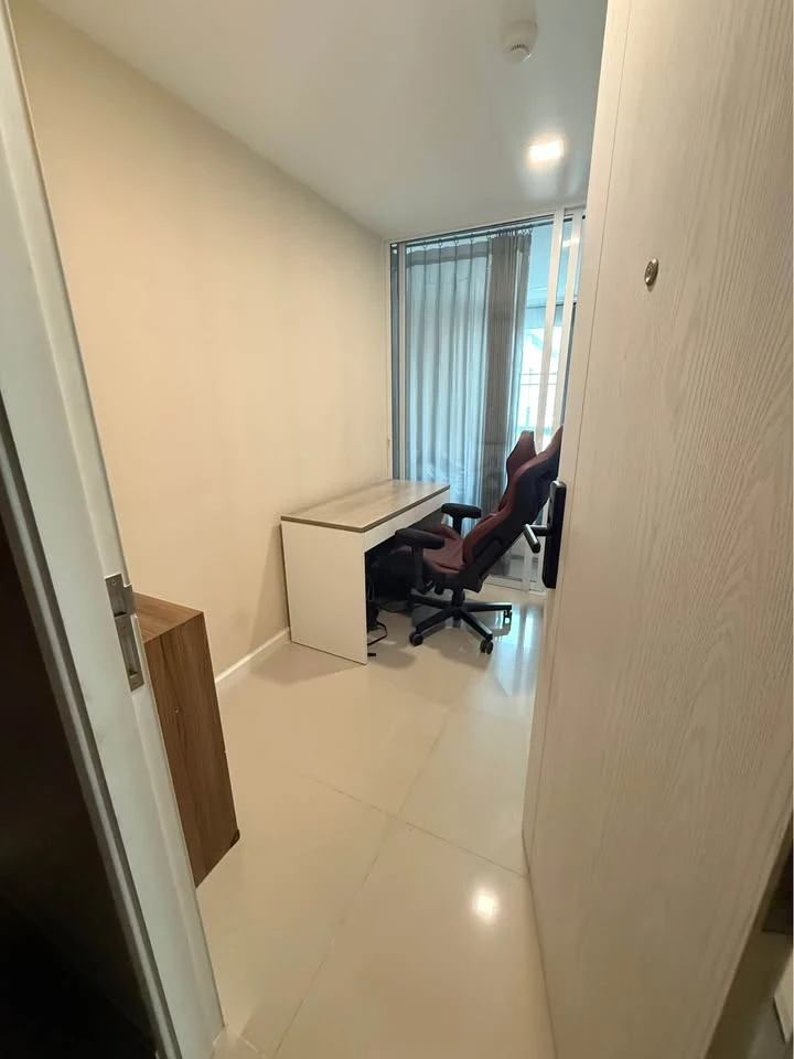 For rent: JW Condo Add Don Mueang, breezy all day, not hot, fully furnished, close to food sources, you won't go hungry for sure.