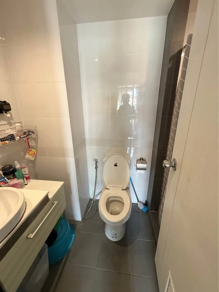 For rent: JW Condo Add Don Mueang, breezy all day, not hot, fully furnished, close to food sources, you won't go hungry for sure.